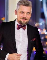 Ведущий Александр Попов